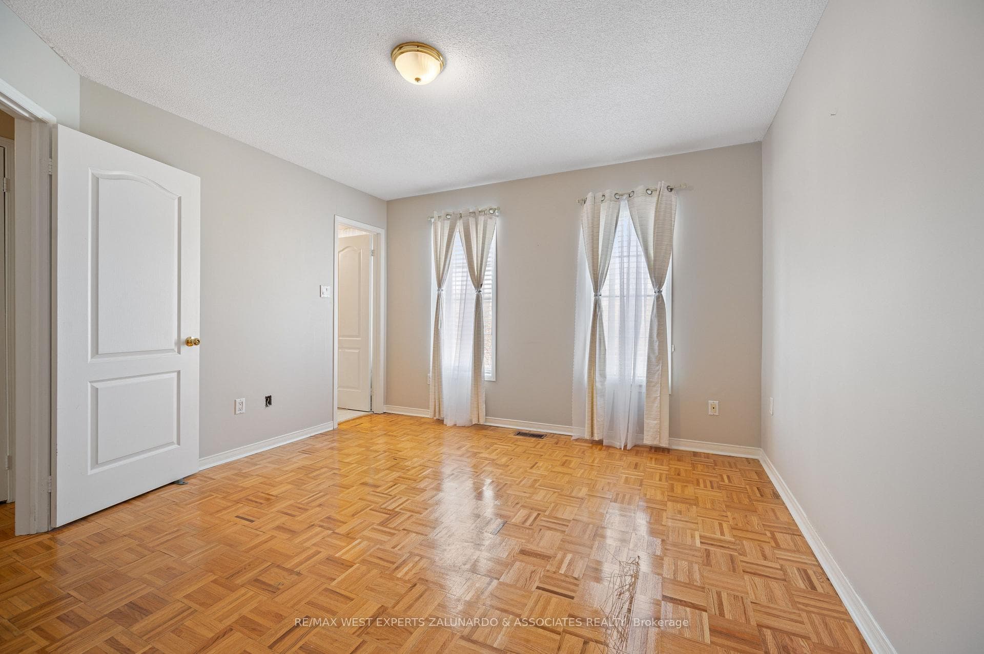 140 Parktree Drive photo 17