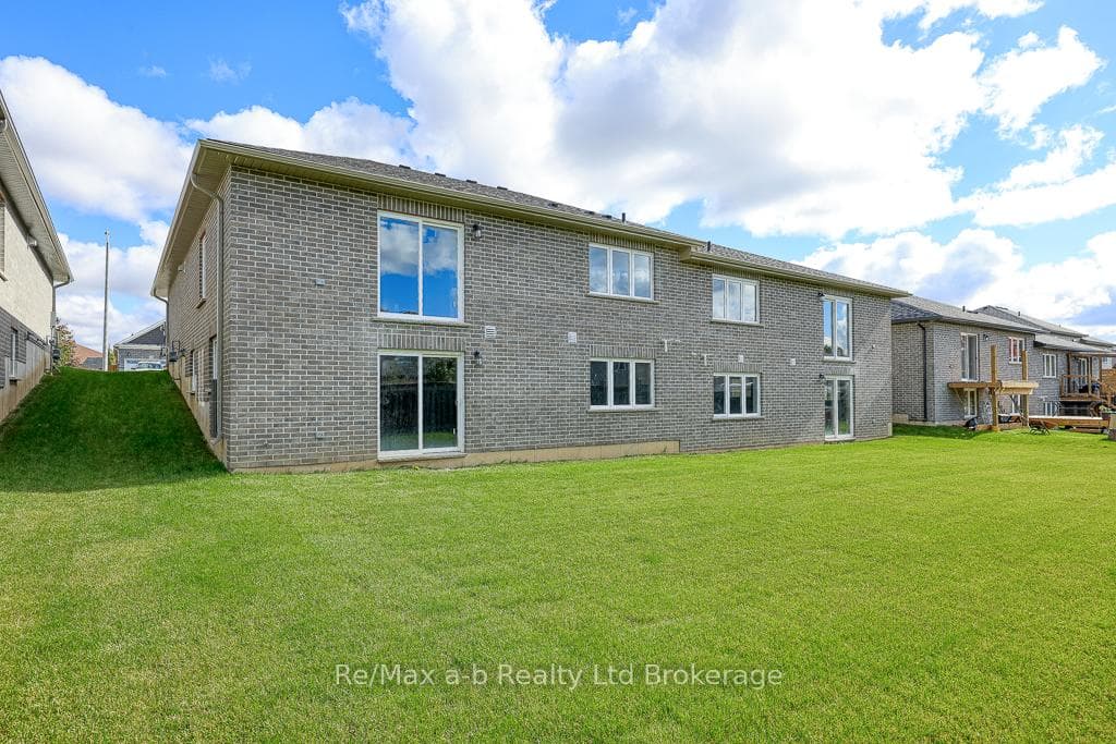 135 Lossing Drive photo 28