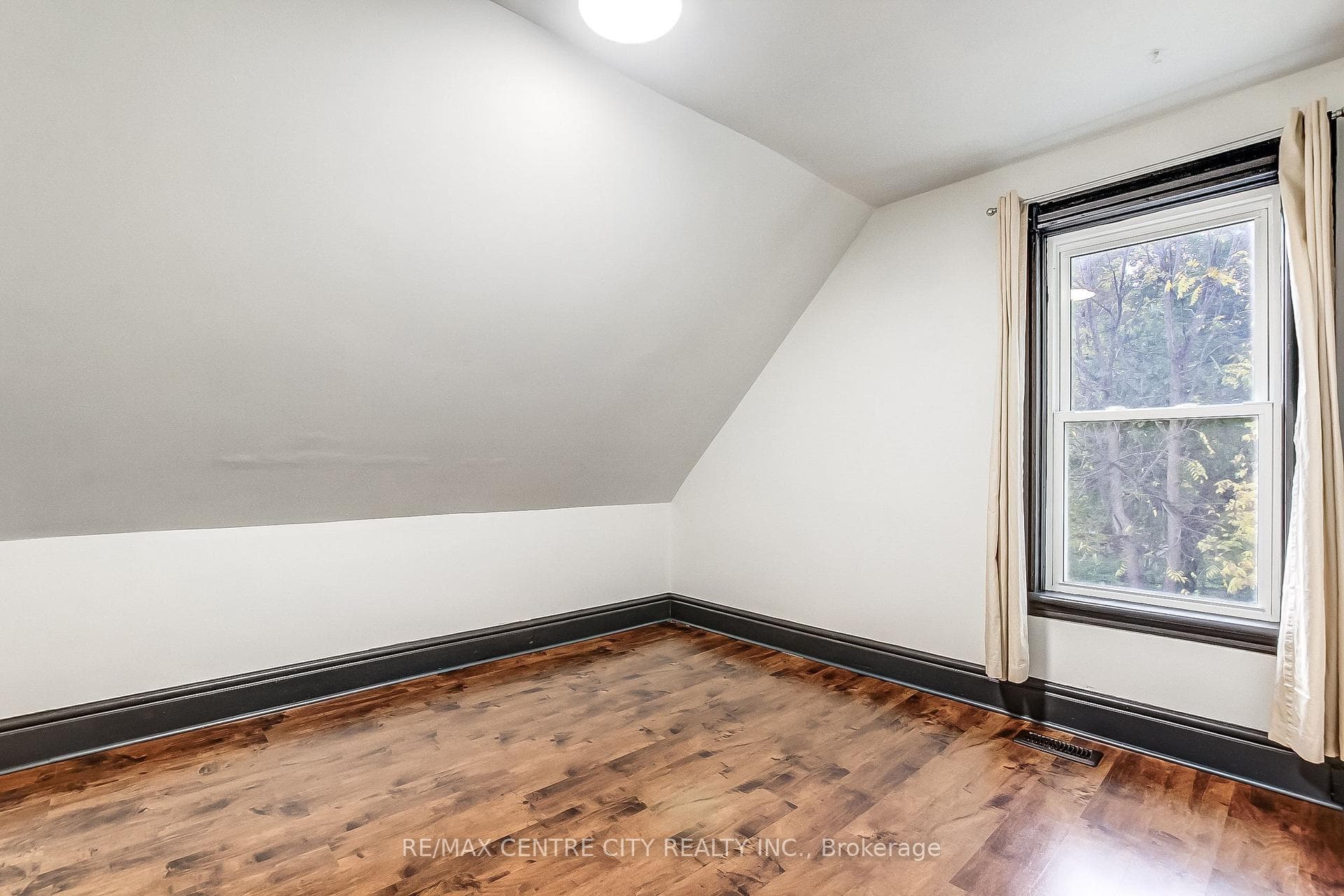 912 Dame Street photo 19