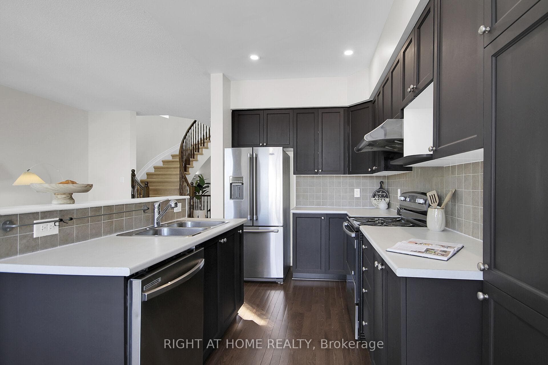 1056 Ottenbrite Crescent photo 18