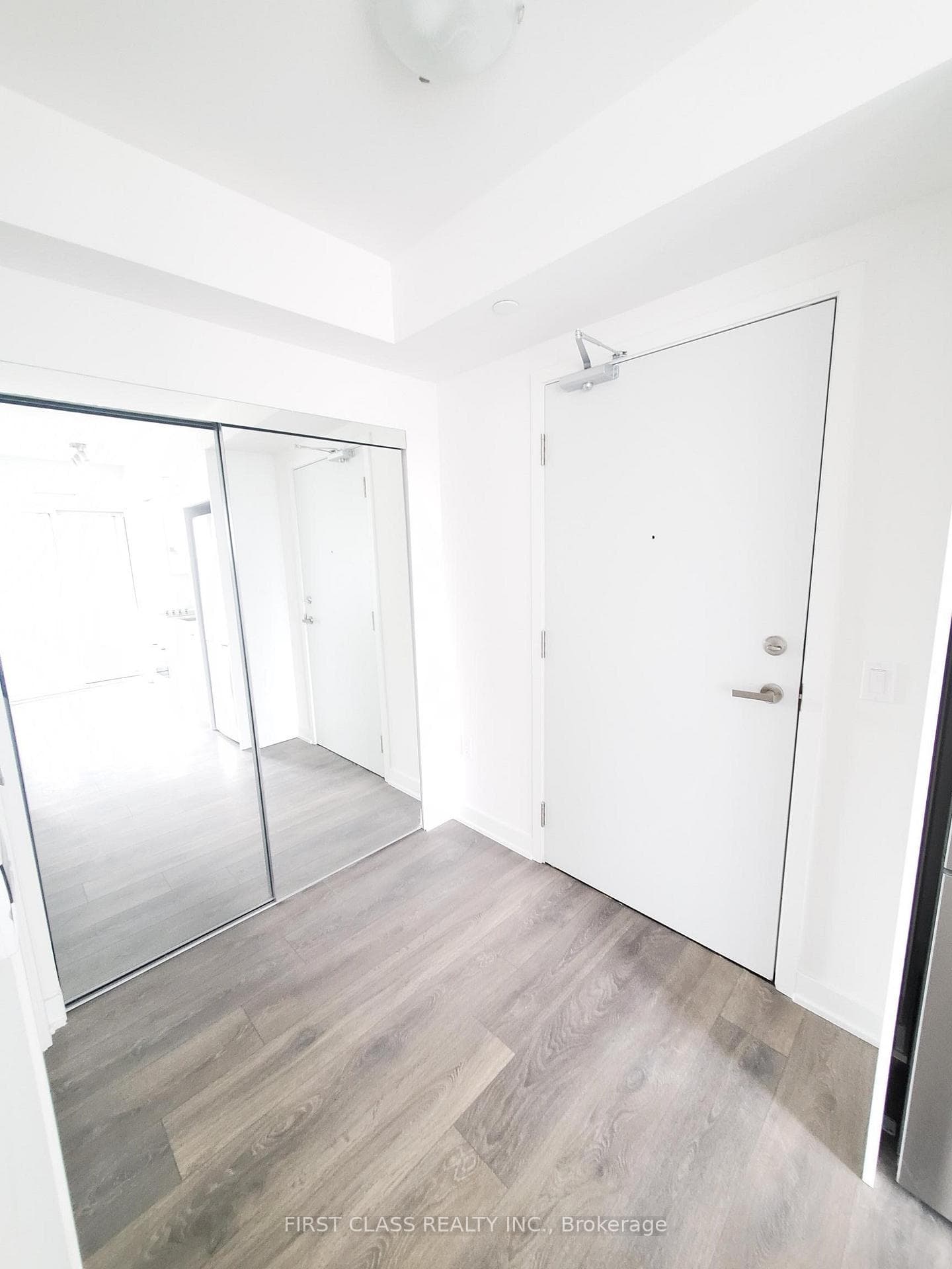 99 Broadway Avenue Unit 810 photo 14