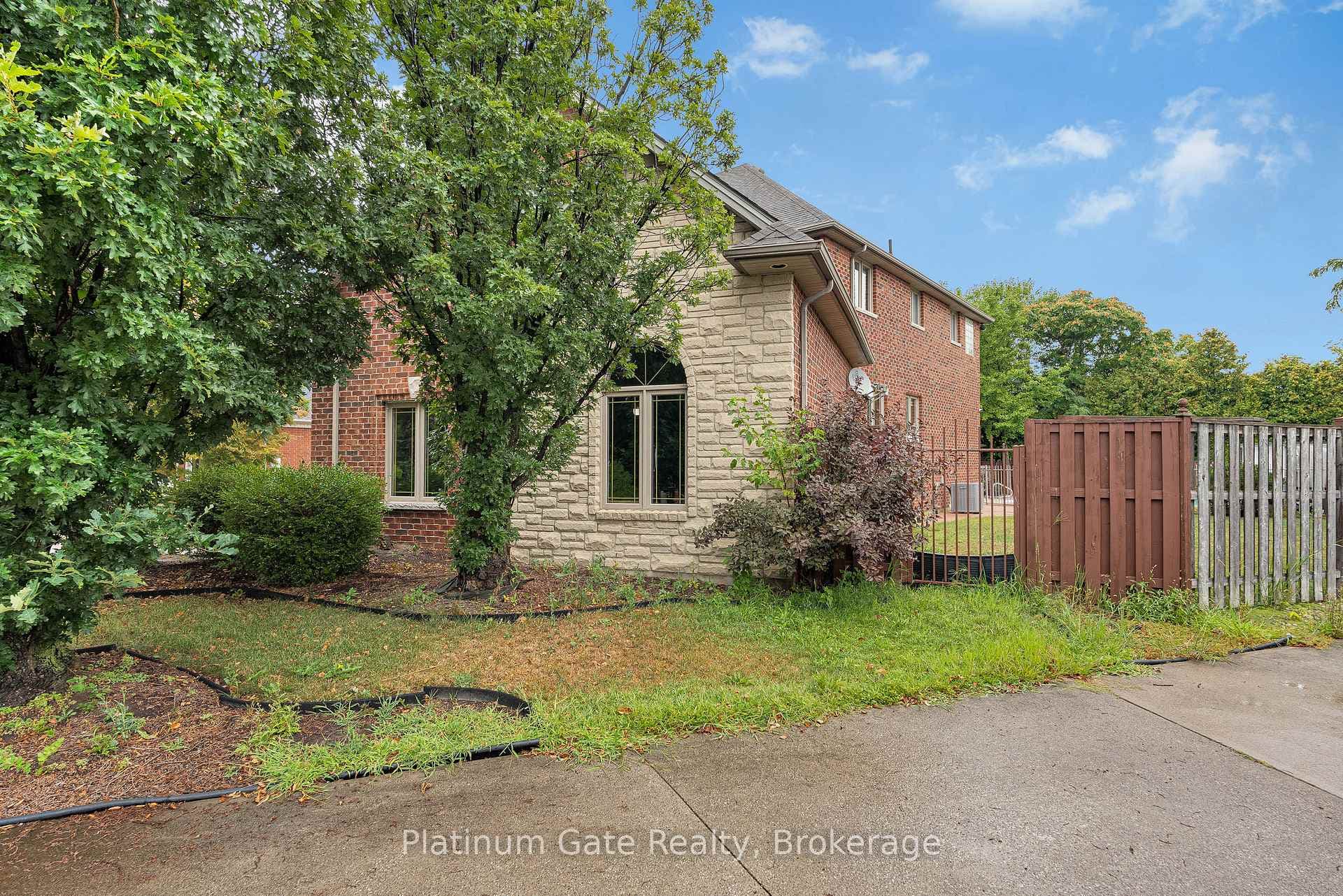 150 Seymour Crescent photo 3