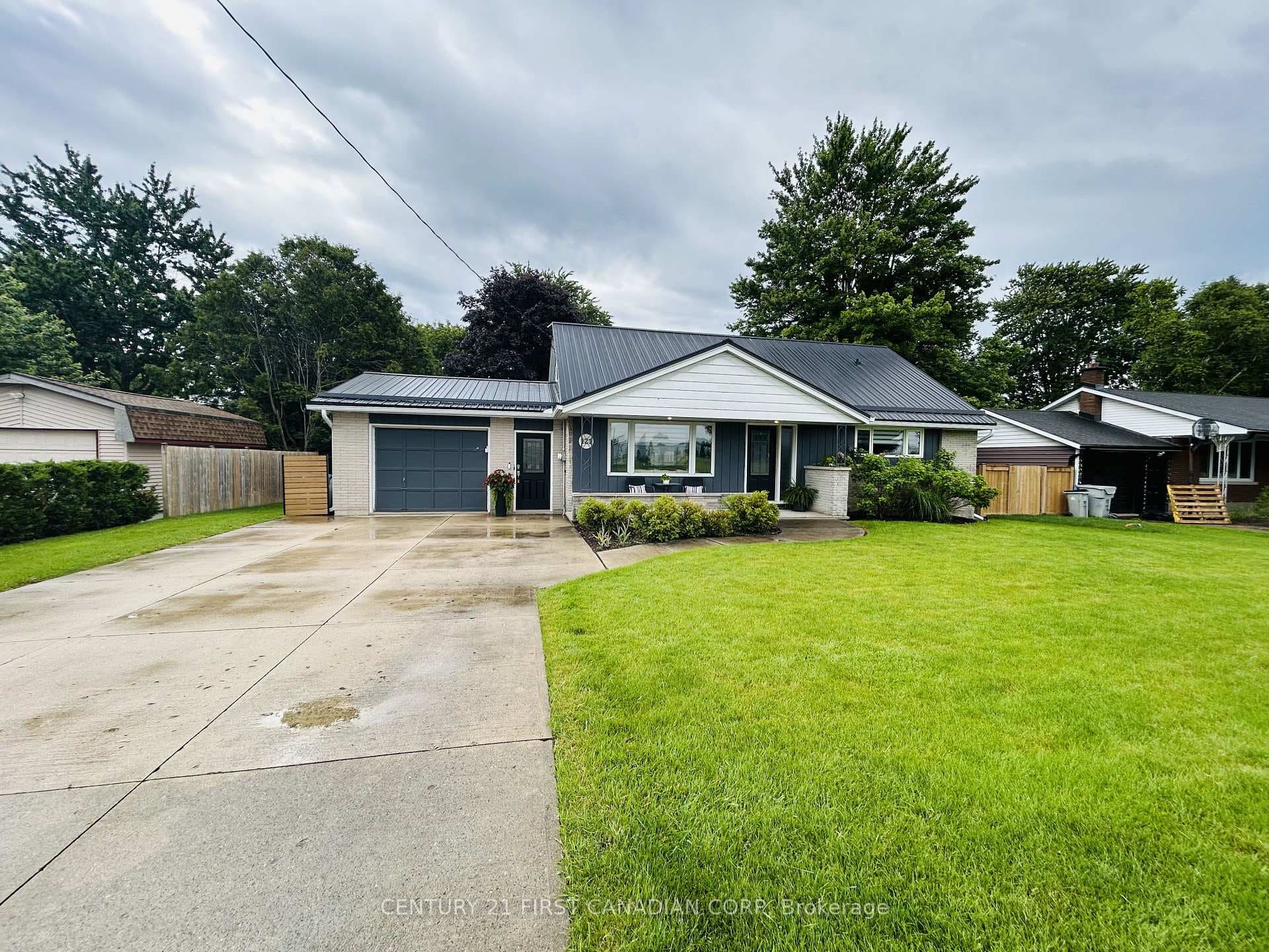 121 WELLINGTON Street photo 2