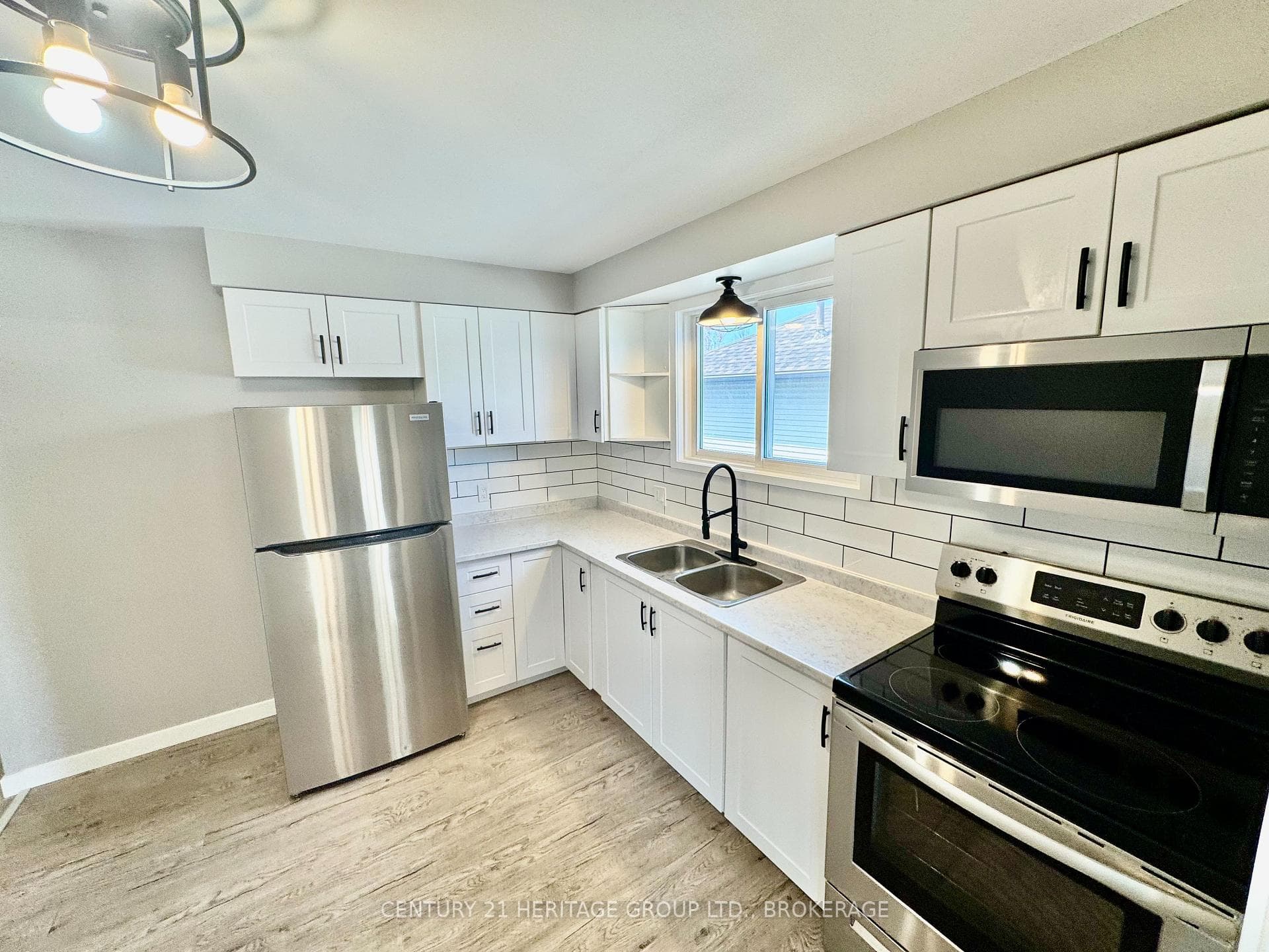 356 Owens Crescent photo 5