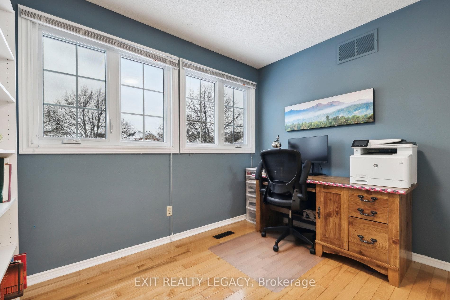 1586 Heathside Crescent photo 23