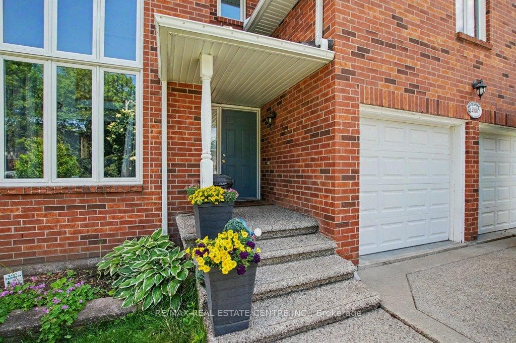 2100 Kevin Crescent photo 3