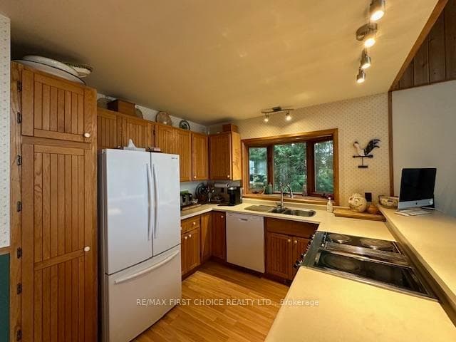 2049 Sunnyside Beach Road photo 9