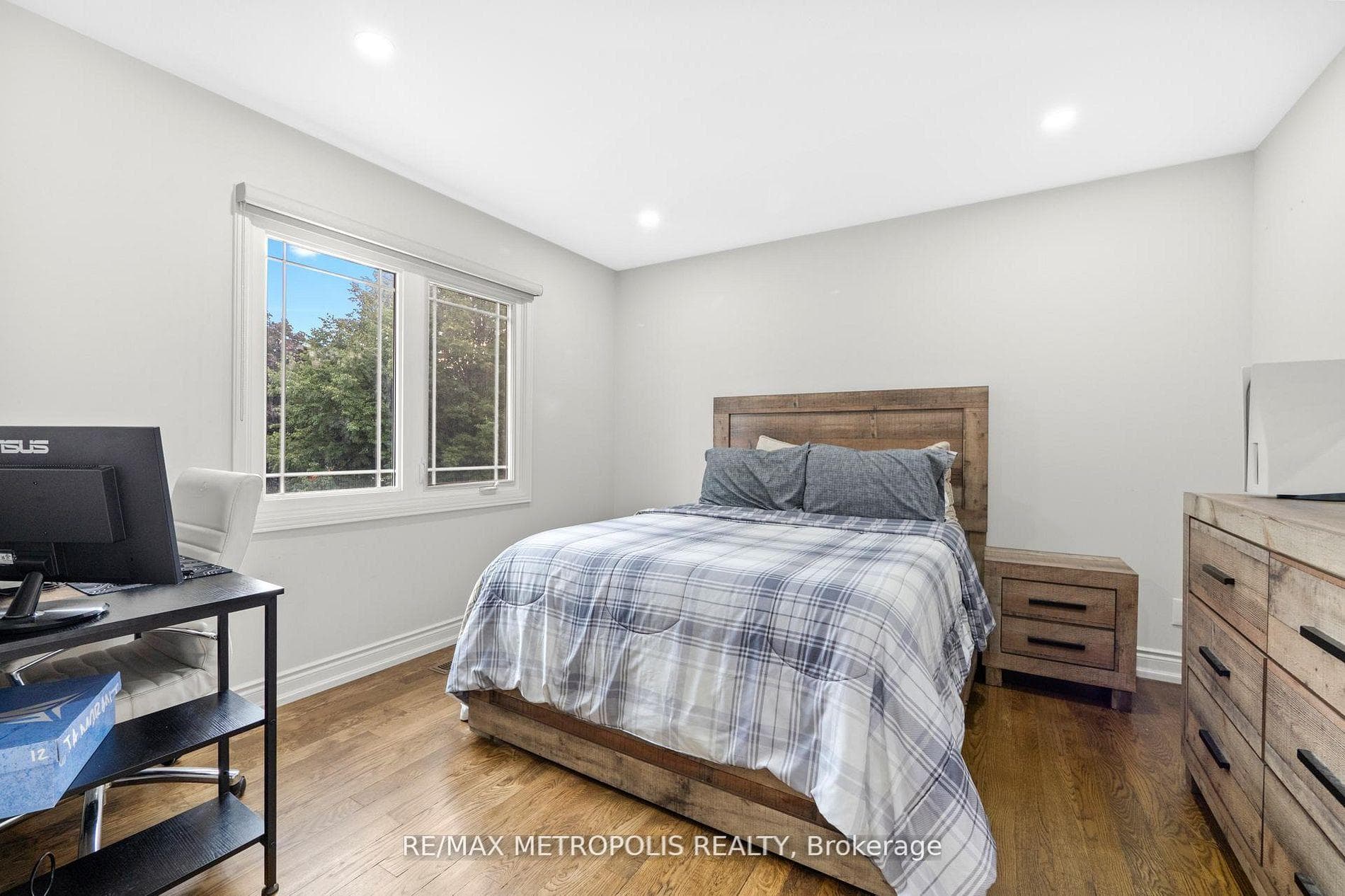 914 Sproule Crescent photo 17