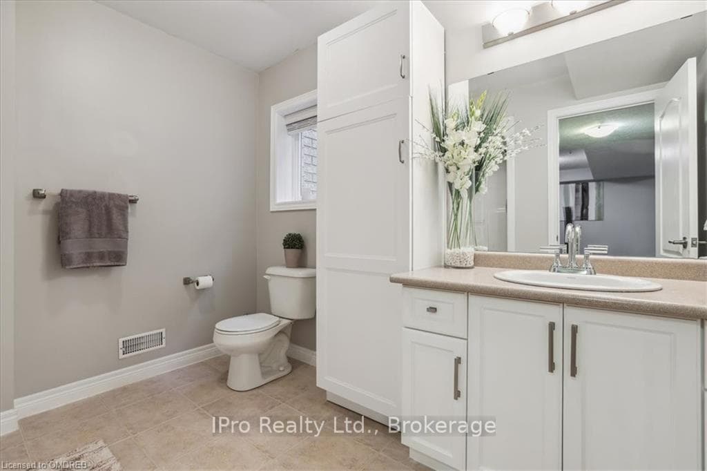 8 IRVING Crescent photo 13