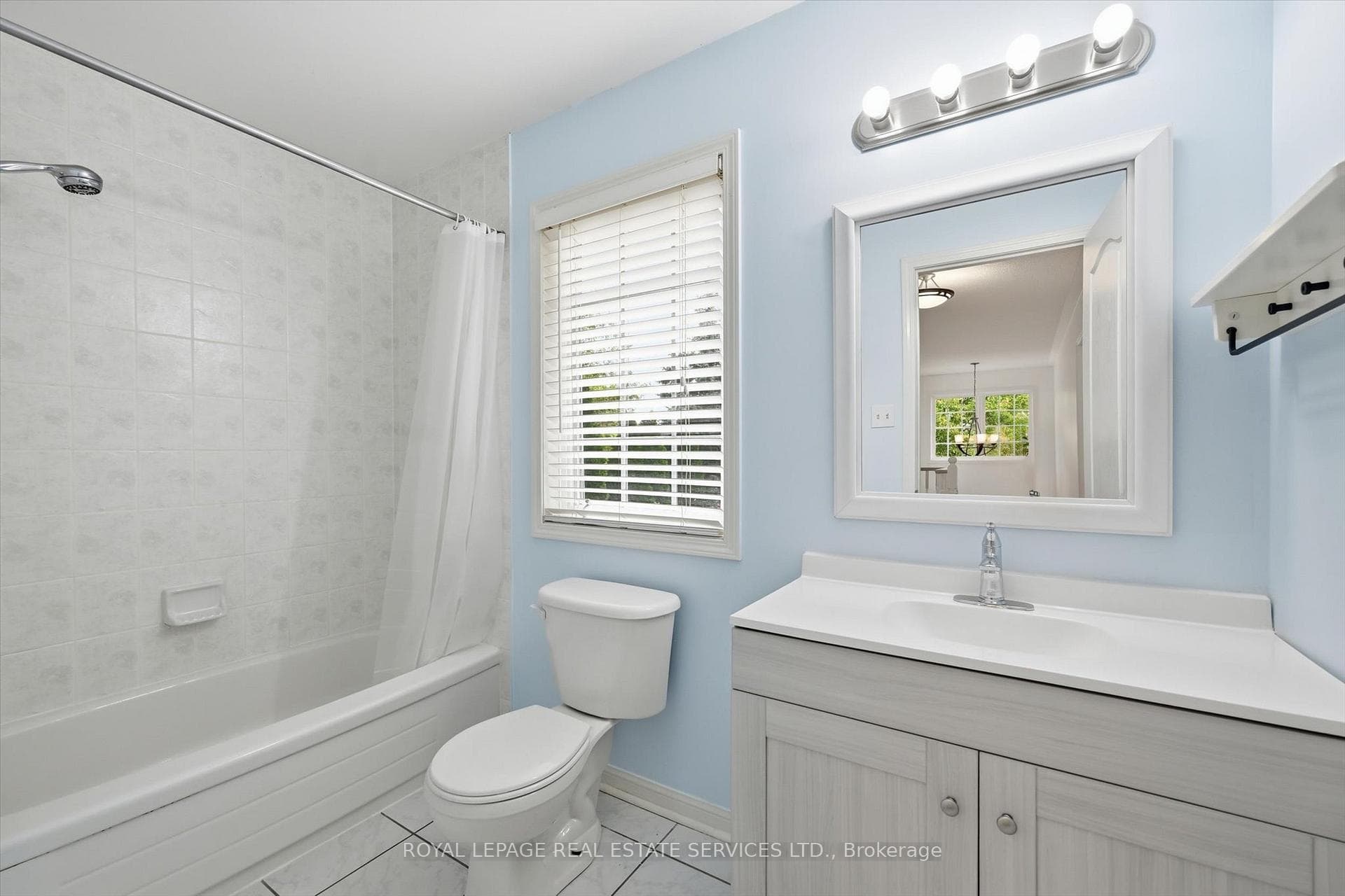 Four-Piece Main Bathroom