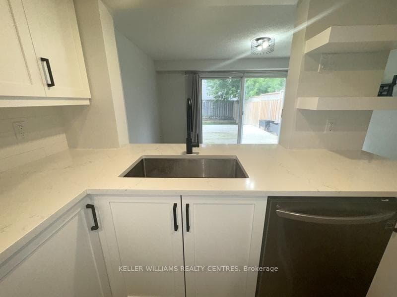 24 Lions Gate Boulevard photo 10