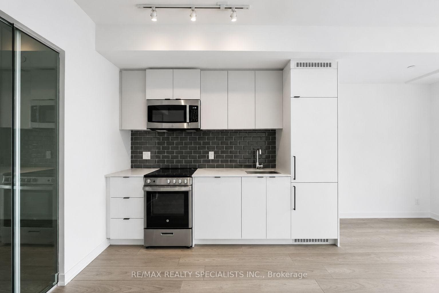 285 Dufferin Street Unit 817 photo 9