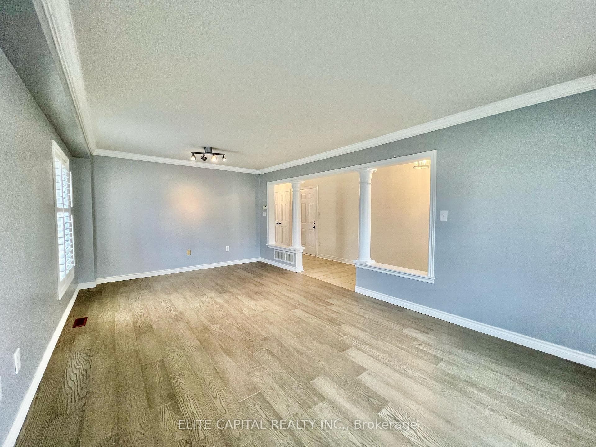 381 Wright Crescent photo 3