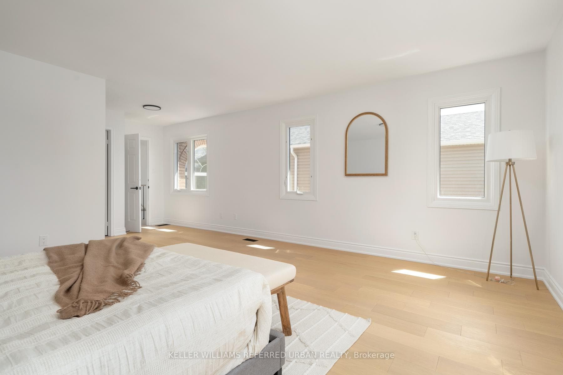 1064 Moorelands Crescent photo 24