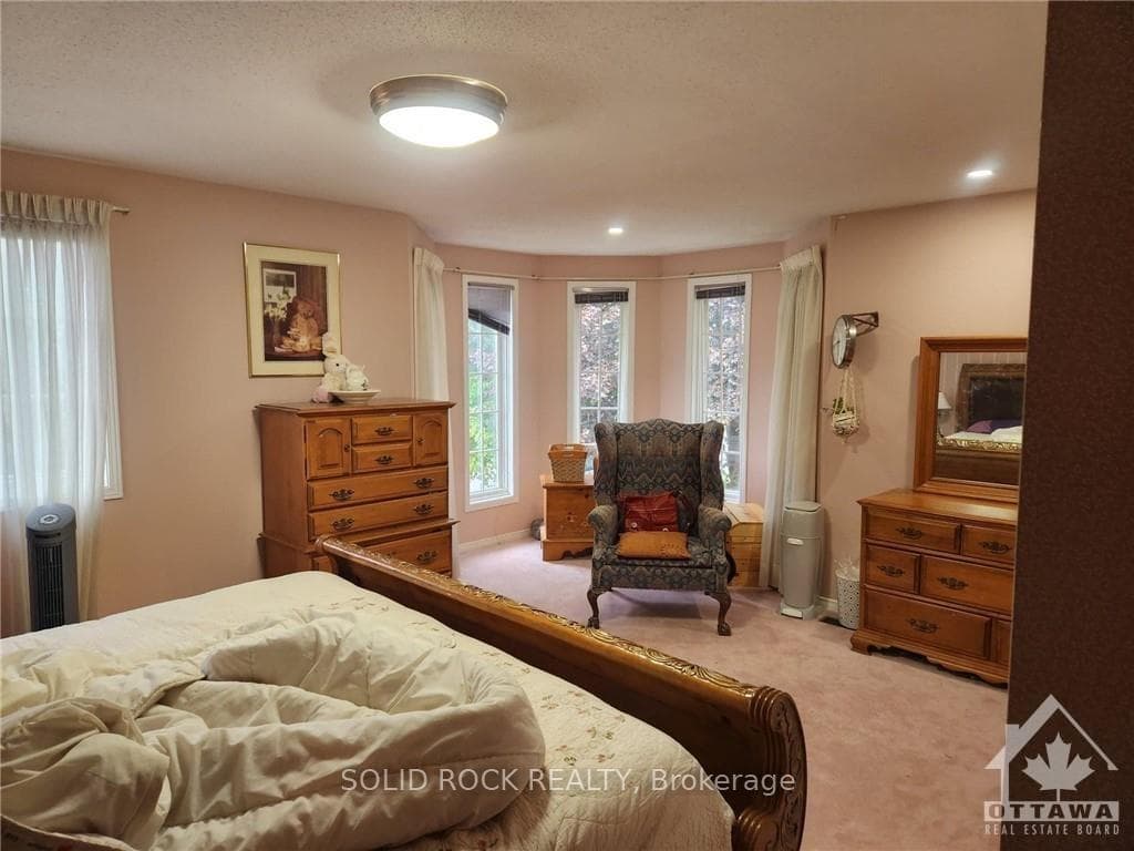 54 HUNTSMAN Crescent photo 16