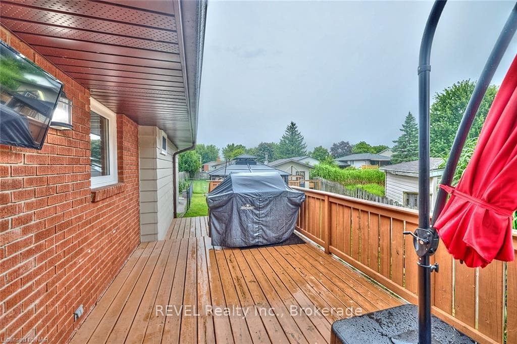60 NEWLEAF Crescent photo 26