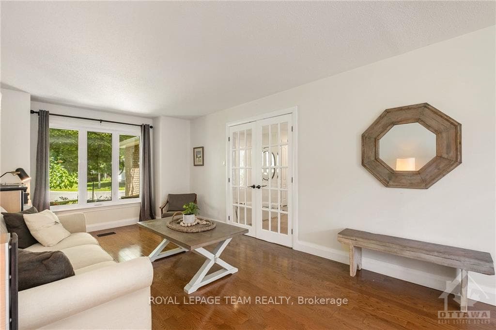 8 NEWBOROUGH Crescent photo 6