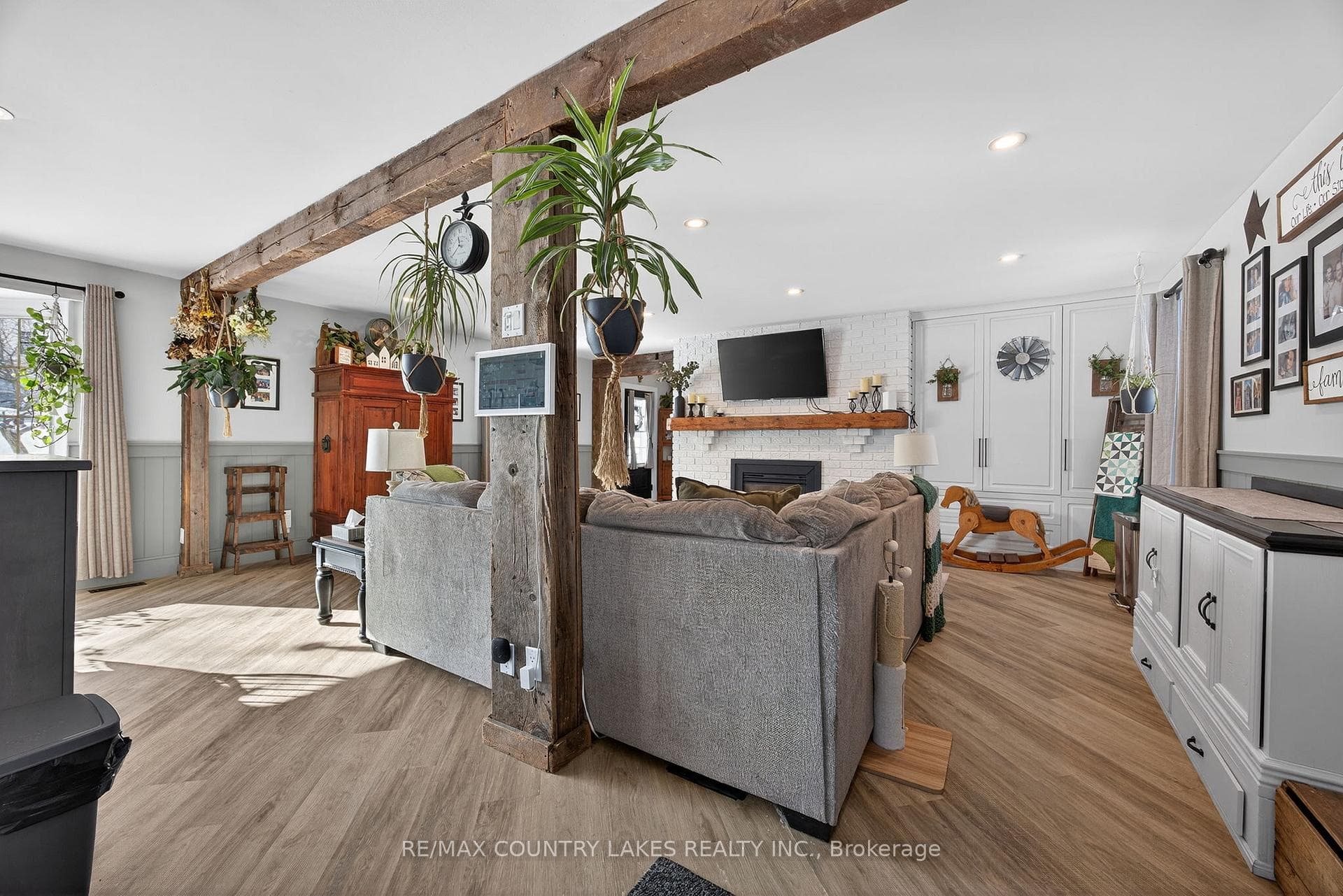 672 Simcoe Street photo 9