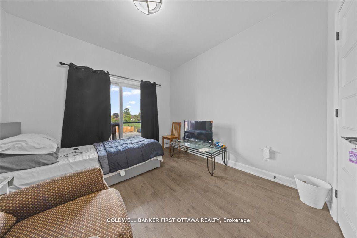 560 QUEEN MARY Street photo 15