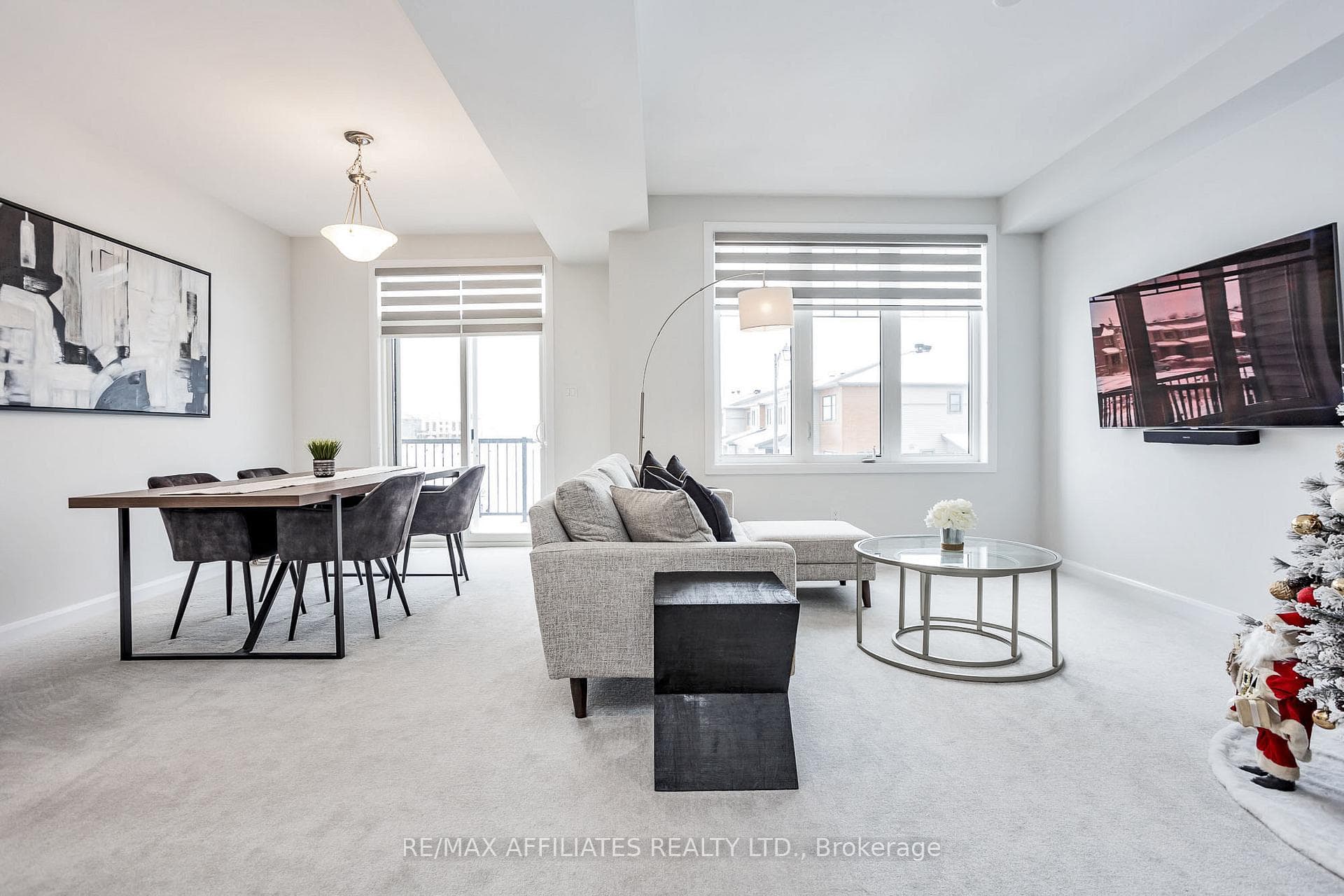 Open Concept Living & Dining Room w/9 FT Ceilings