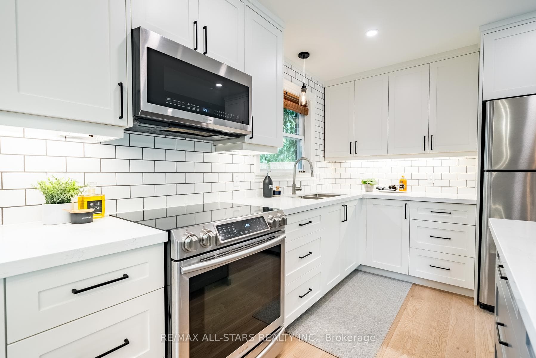 389 Bay Street photo 17