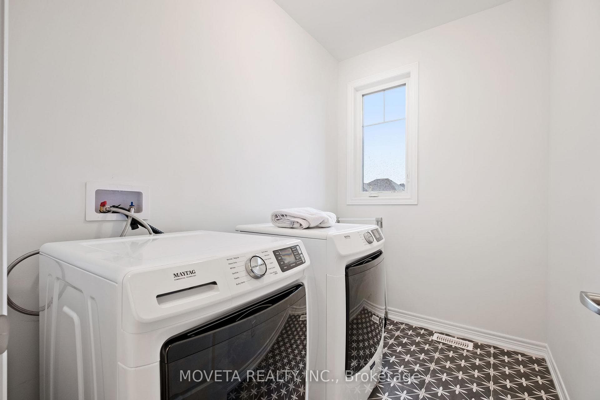 Laundry on 2nd level. Ideal!