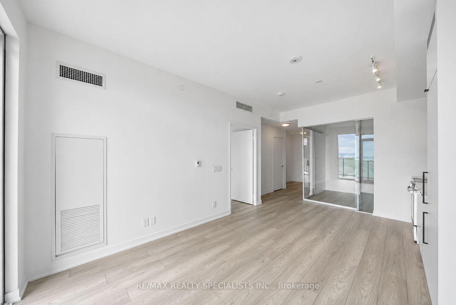 285 Dufferin Street Unit 817 photo 13