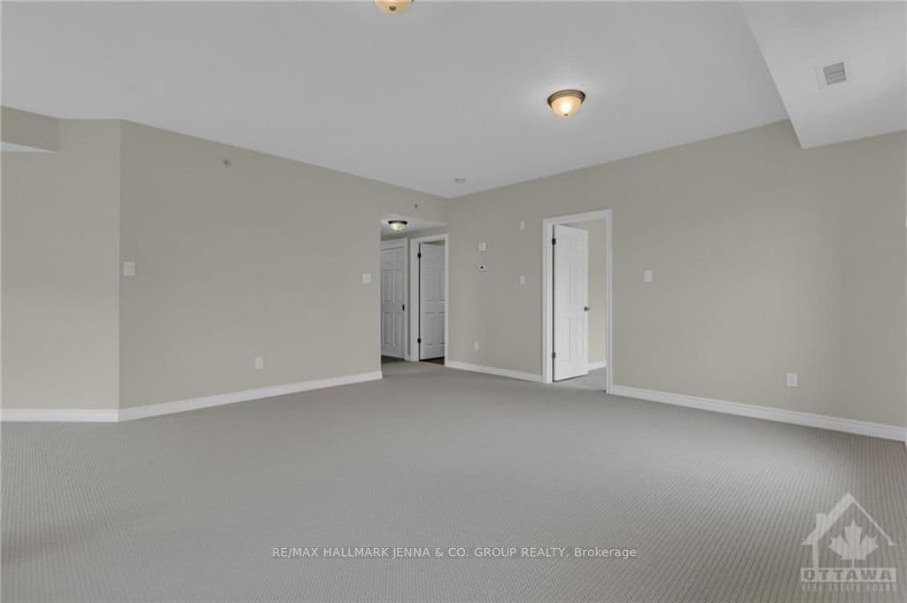 250 GLENROY GILBERT Drive Unit 304 photo 8