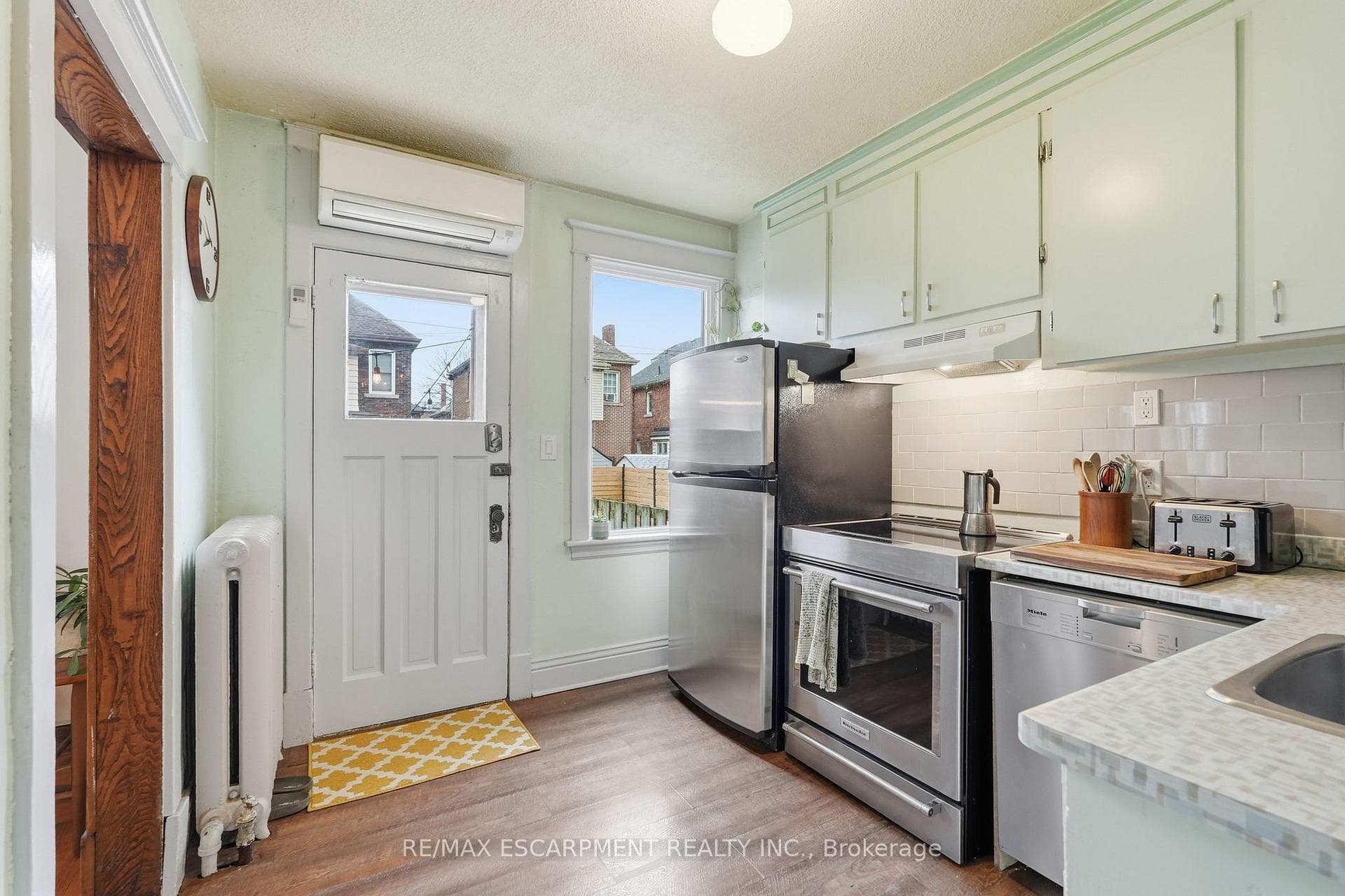1 Rutherford Avenue photo 11