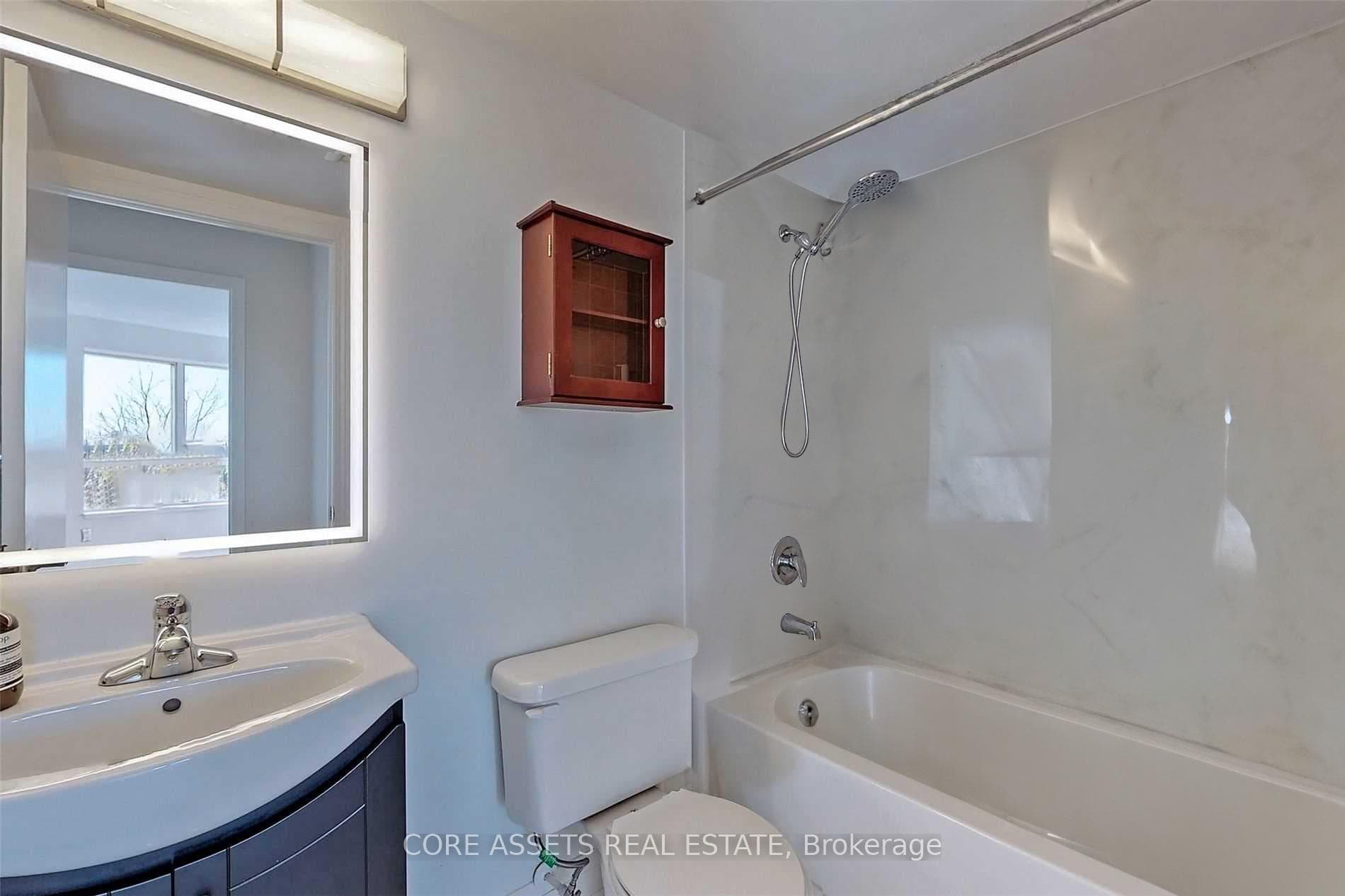 650 Lawrence Avenue Unit 501 photo 16