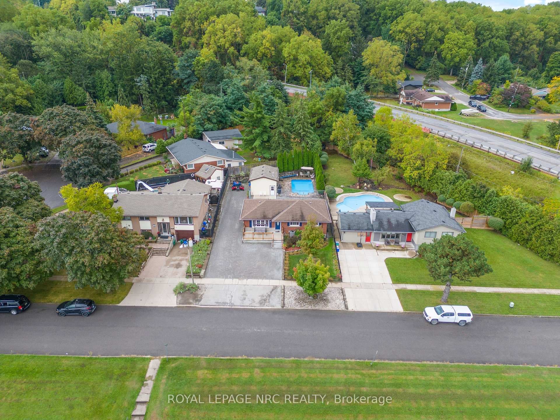 20 PARKHILL Road photo 42