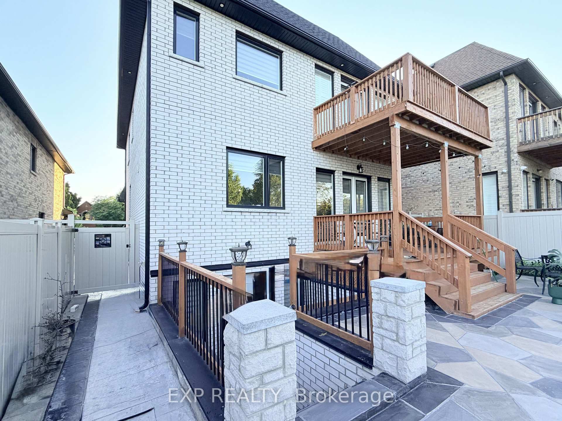1606 Sandhurst Crescent Unit Lower photo 12