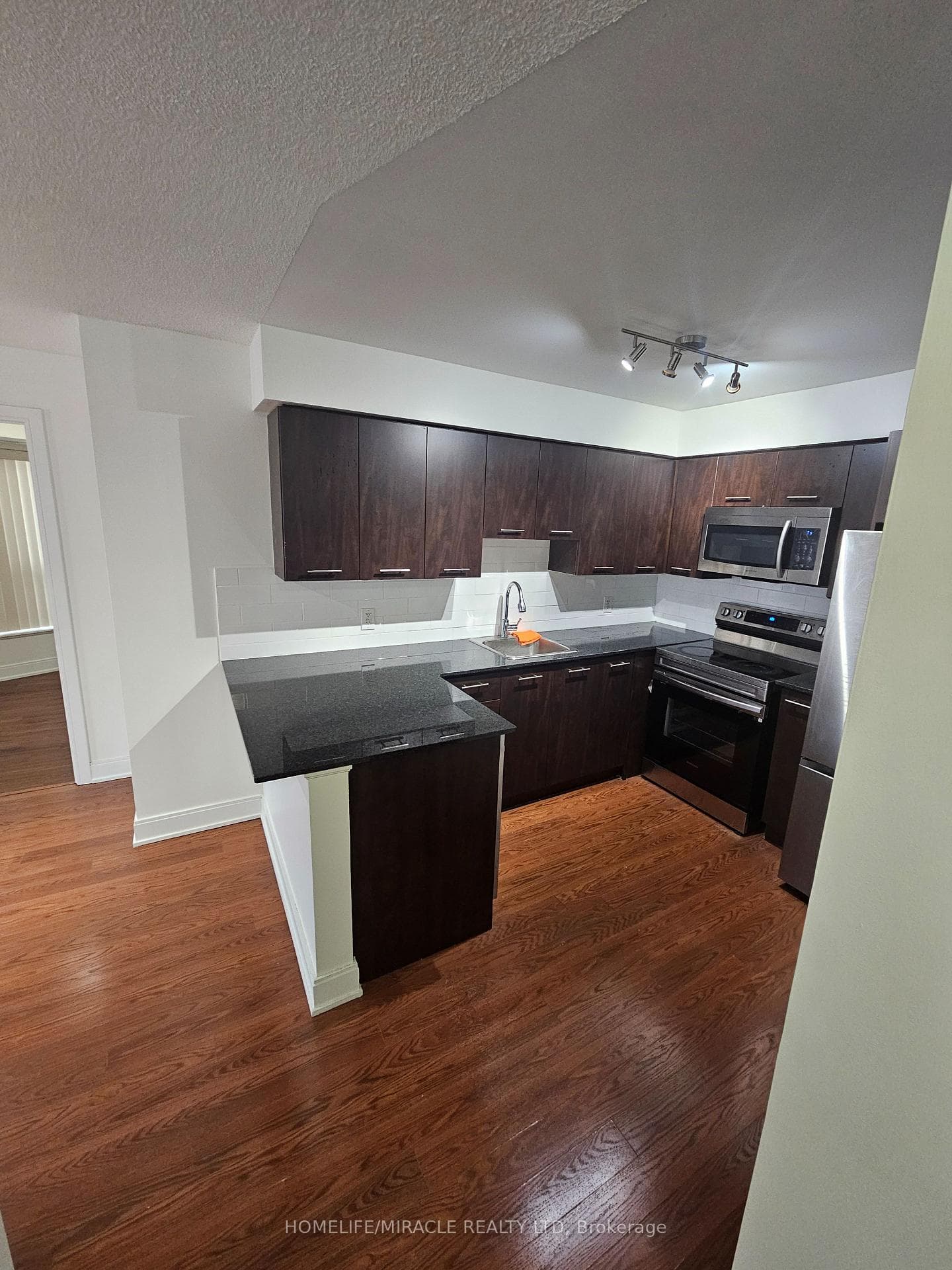 135 Village Green Square Unit 718 photo 4