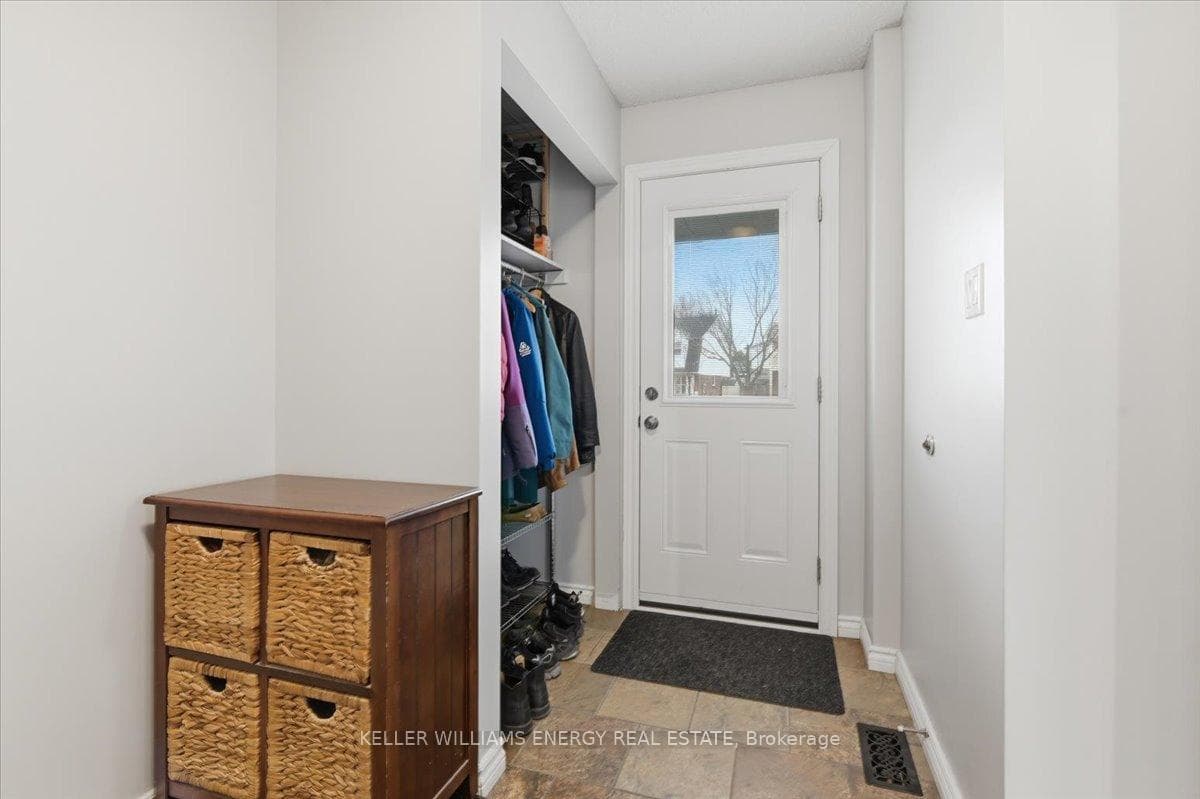 751 Bennett Crescent photo 7