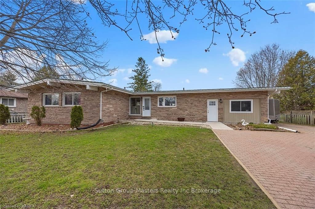 2353 MCIVOR Road photo 1