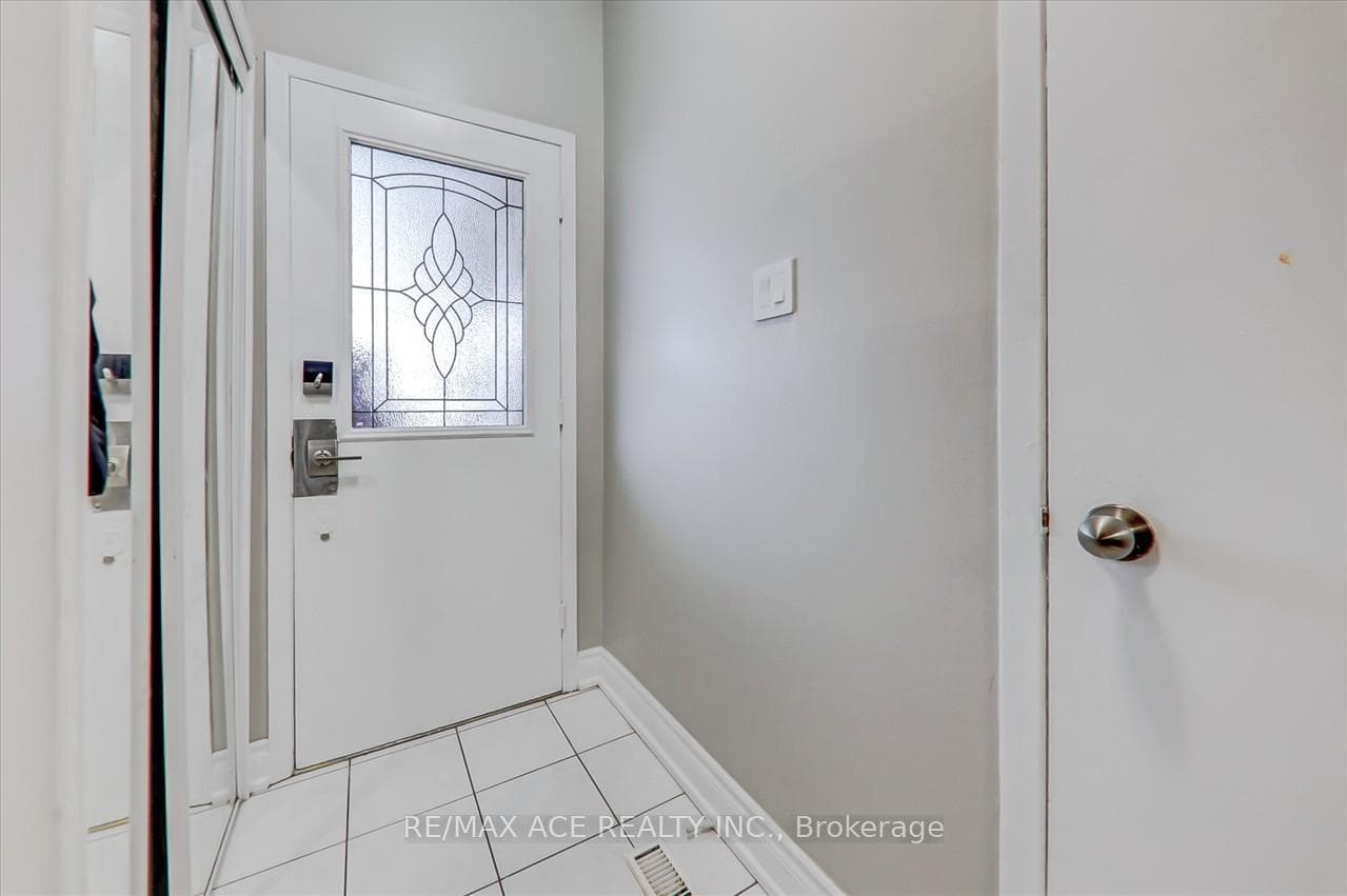 711 Cobblers Court photo 6