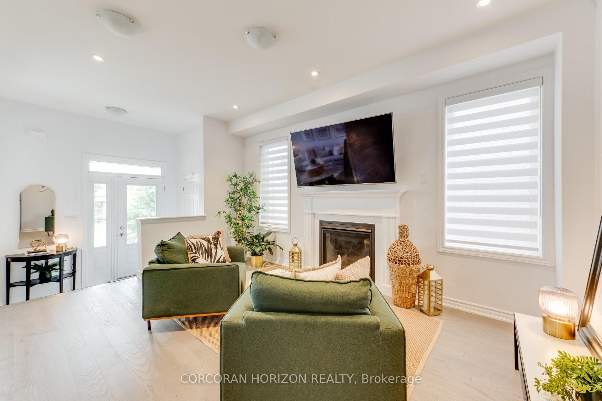 15 Mountainside Crescent photo 9