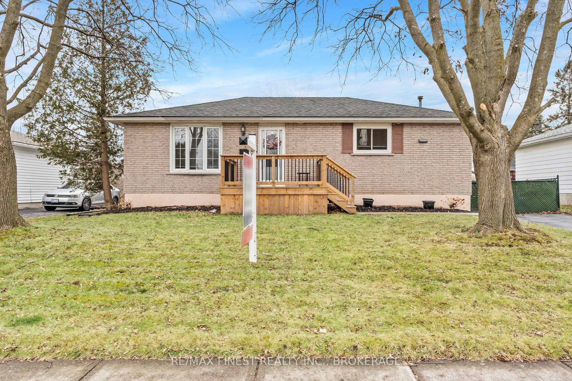 1331 Waverley Crescent photo 1