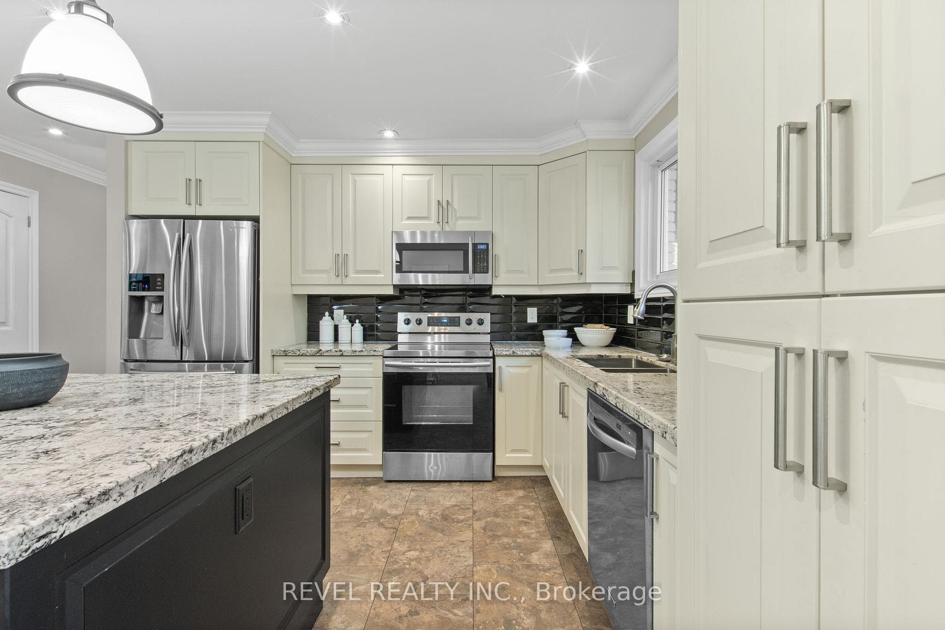 545 Charrington Avenue photo 13