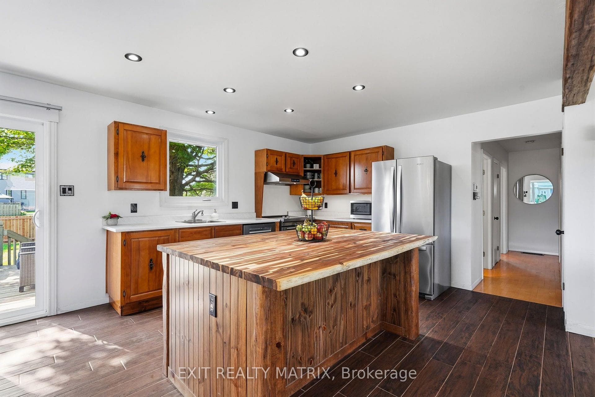 693 Cartier Street photo 8