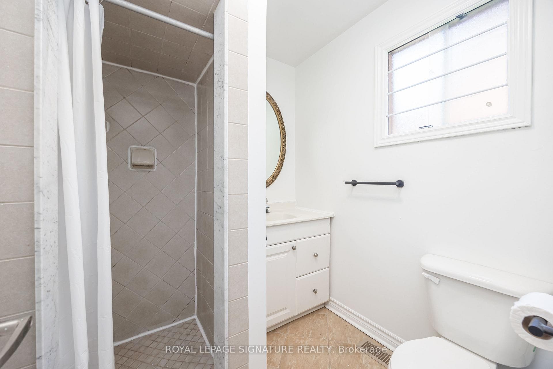 3 Presley Ave - Three piece washroom