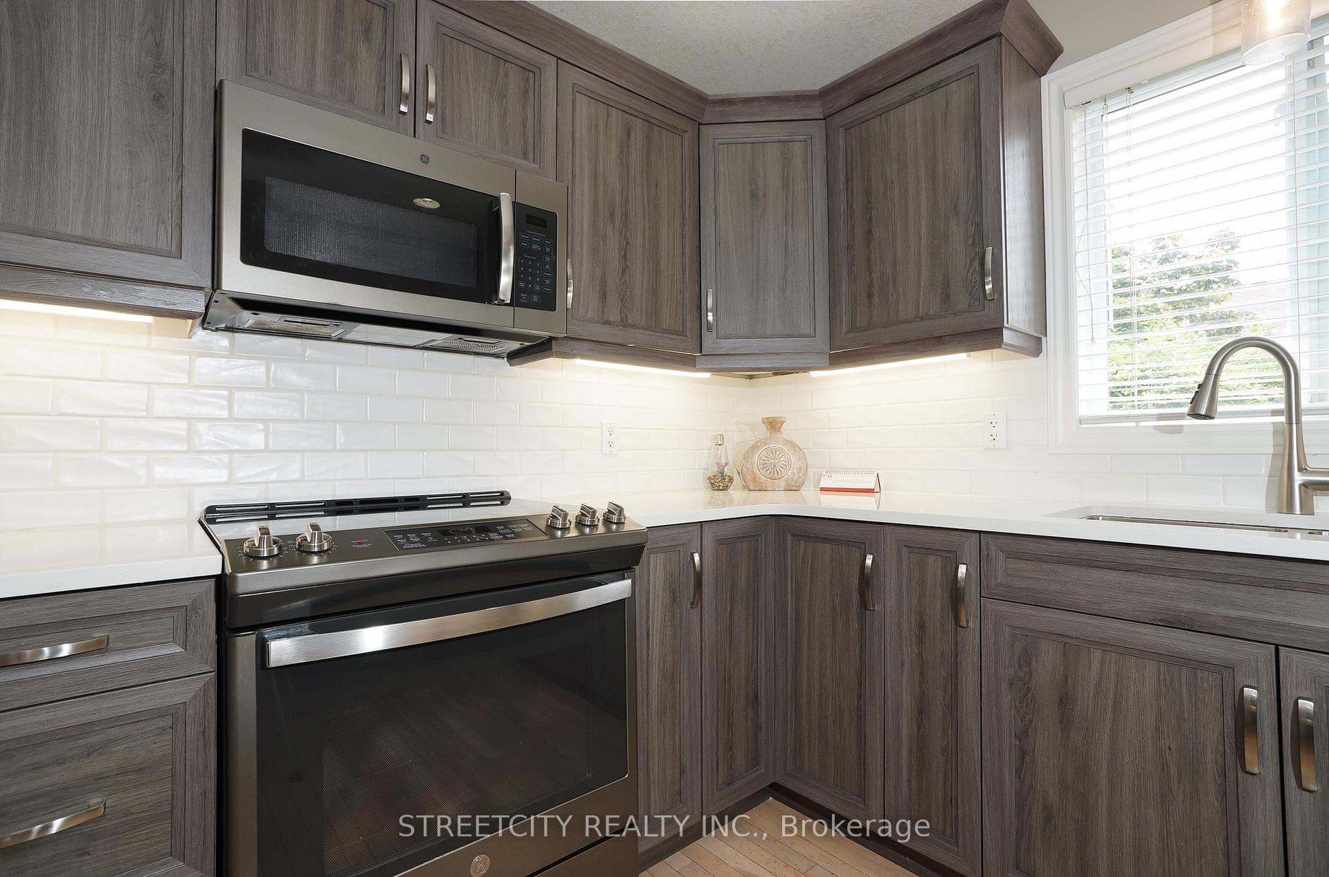 1861 Louise Boulevard photo 10