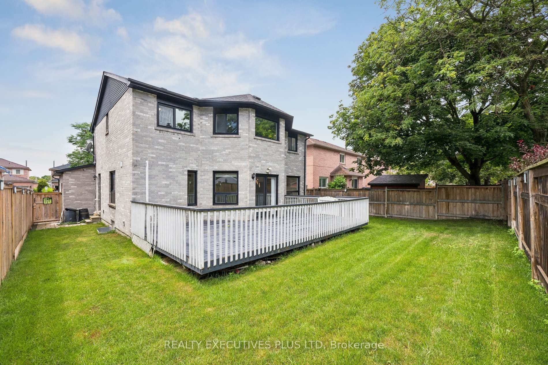 693 Barnes Crescent photo 41