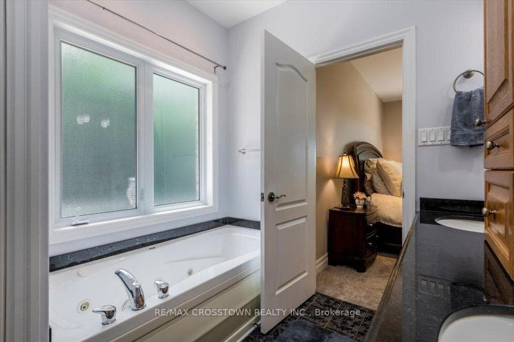 5 pc ensuite with jet bath