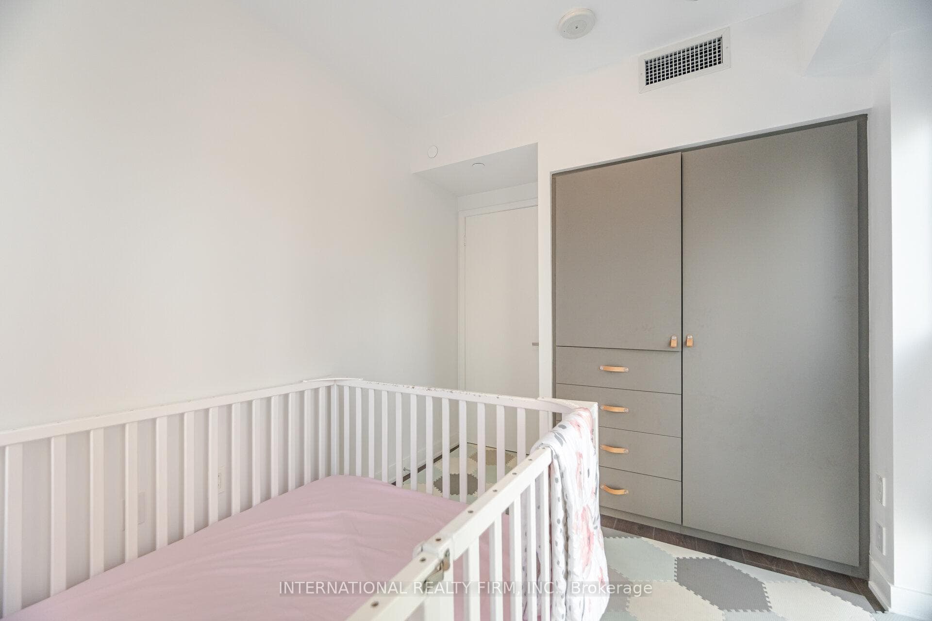 99 Broadway Avenue Unit 710 photo 24