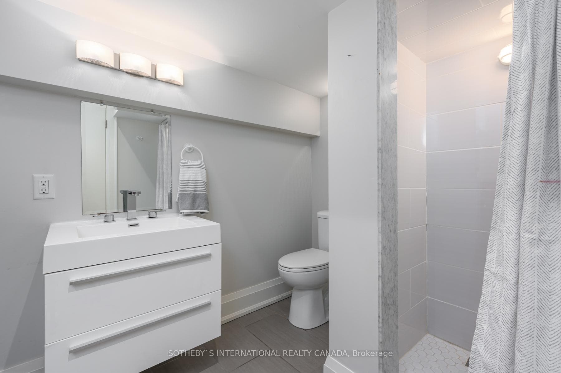 385 Wellesley Street photo 36