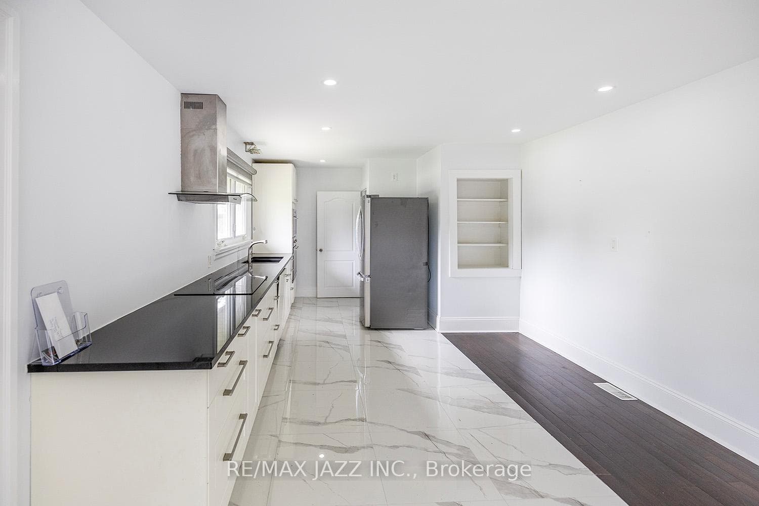 66 Thickson Road photo 5
