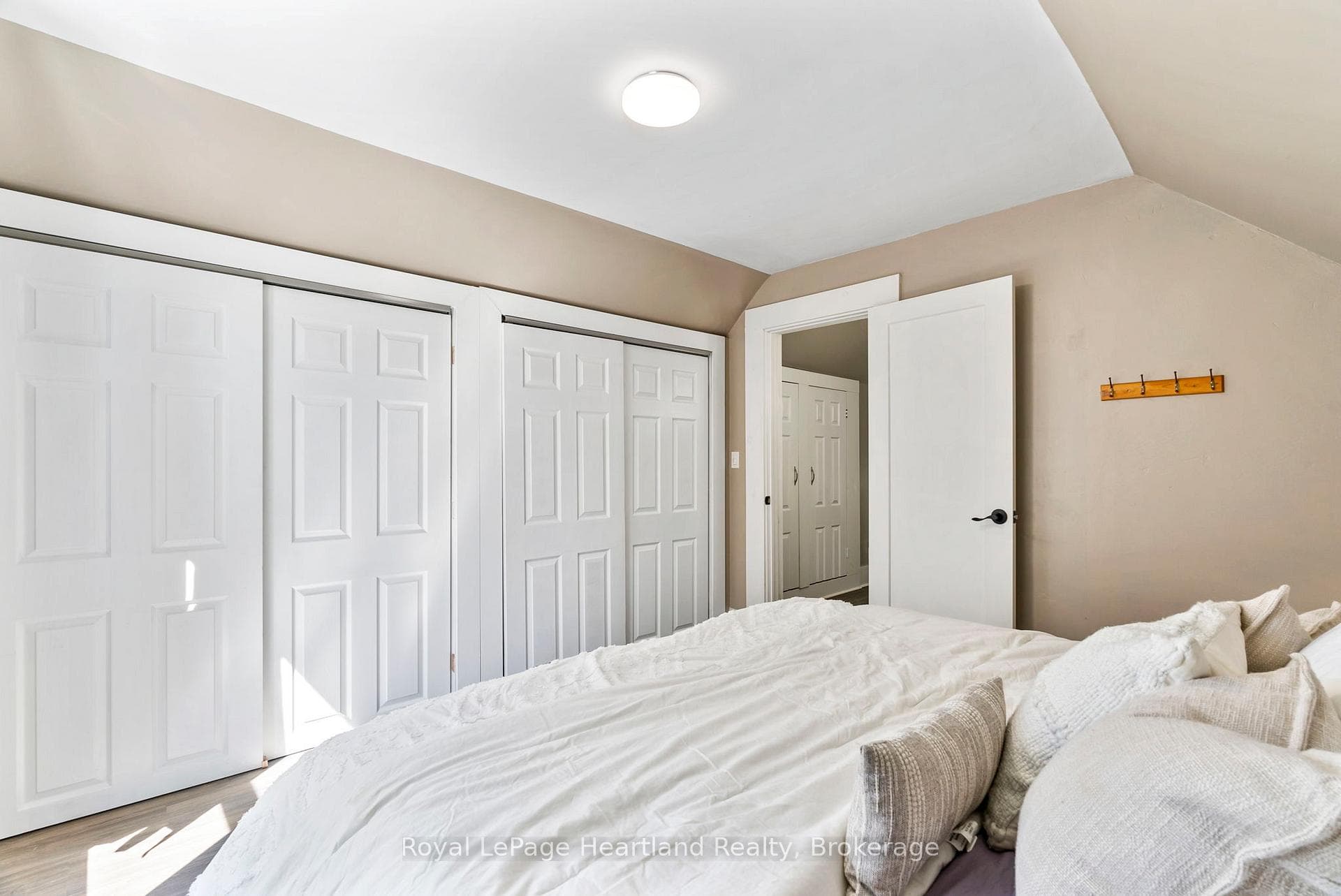 555 RAGLAN Street photo 22