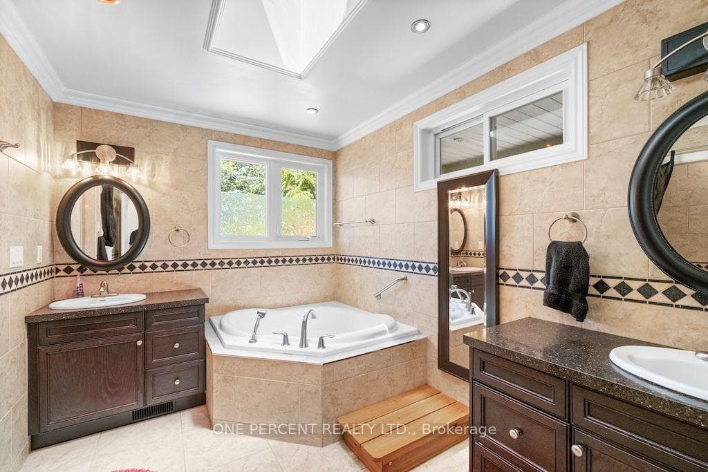 583 Stephens Crescent photo 21