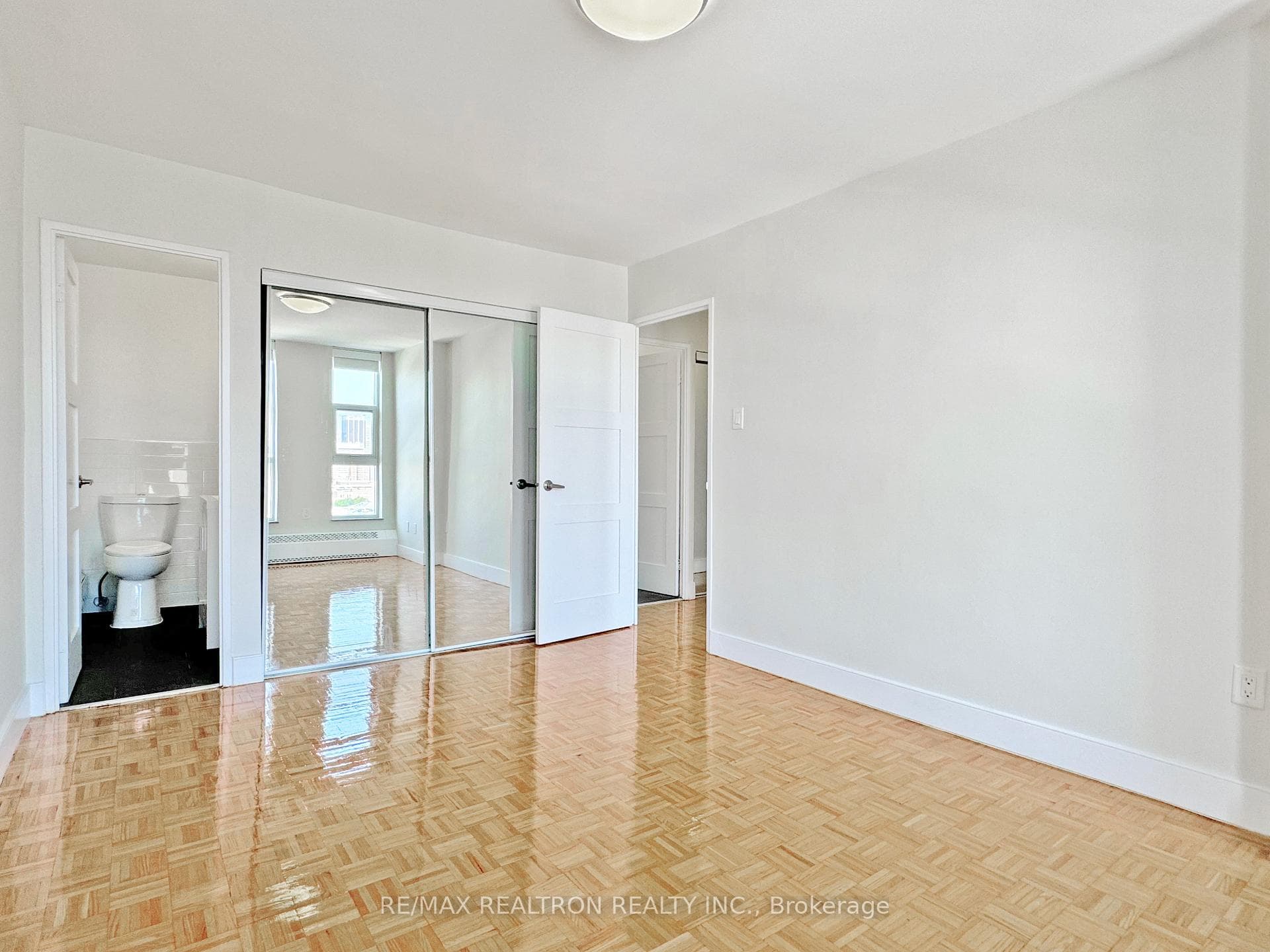 666 Spadina Avenue Unit 810 photo 6